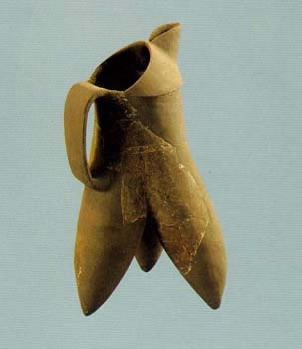 photo of Pottery uessel with three legs
